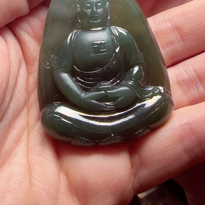 翡翠未镶嵌吊坠(不含链)罗*生一切就读学生均由当地教育局提供