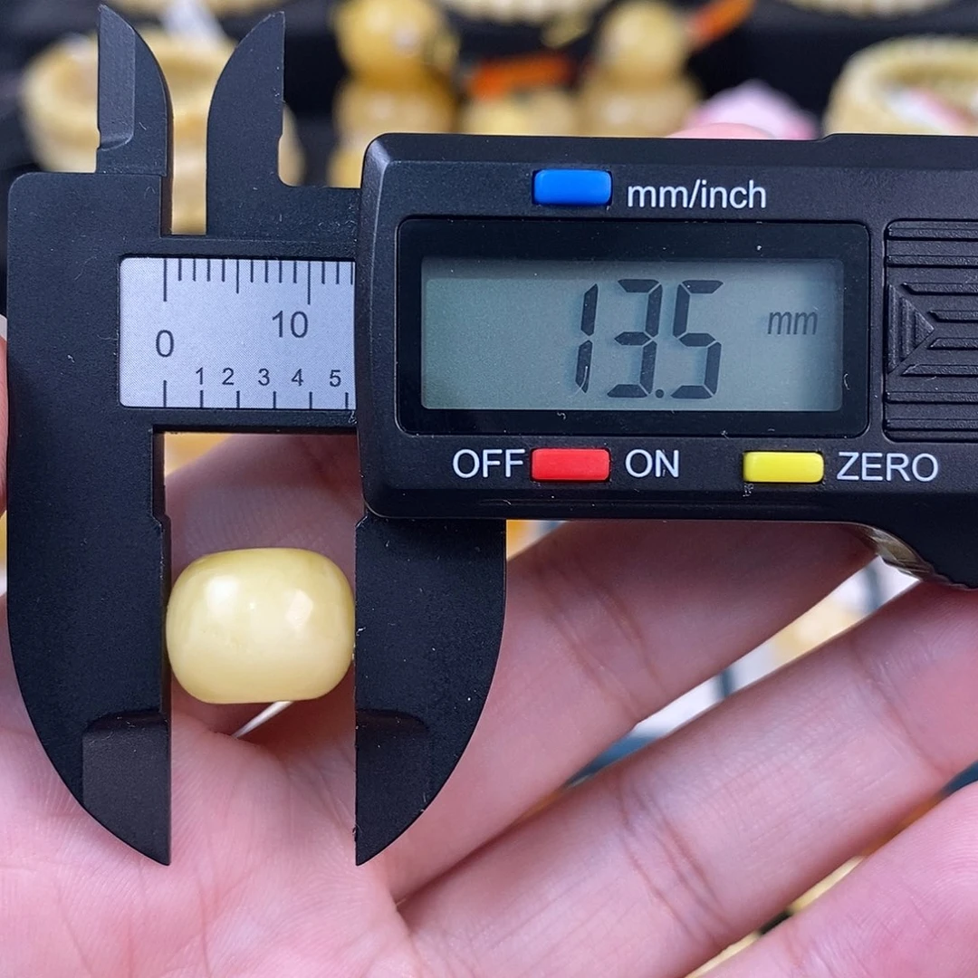 蜜蜡未镶嵌珠宝奇石