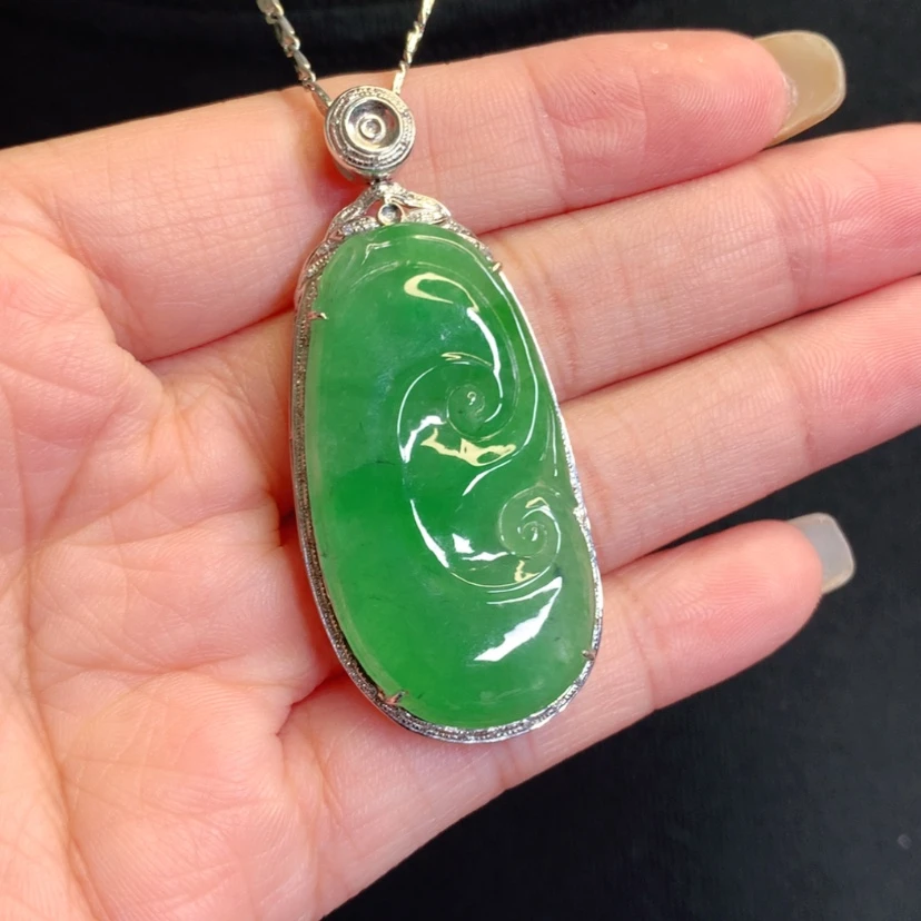 【闪购商品】颈饰18K金镶嵌翡翠如意