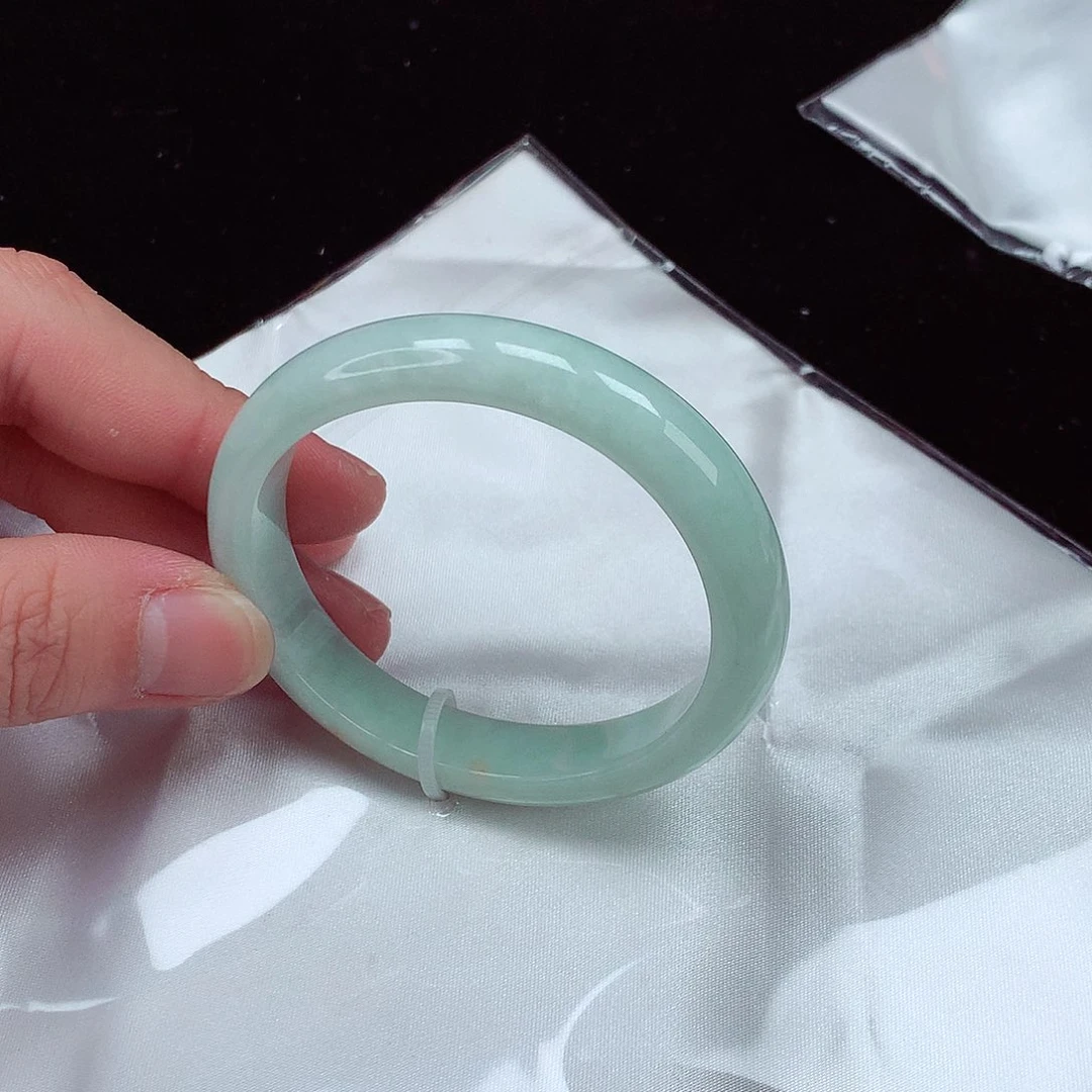 翡翠手镯未镶嵌翡翠