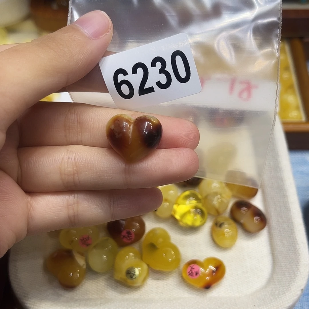 琥珀未镶嵌珠宝奇石