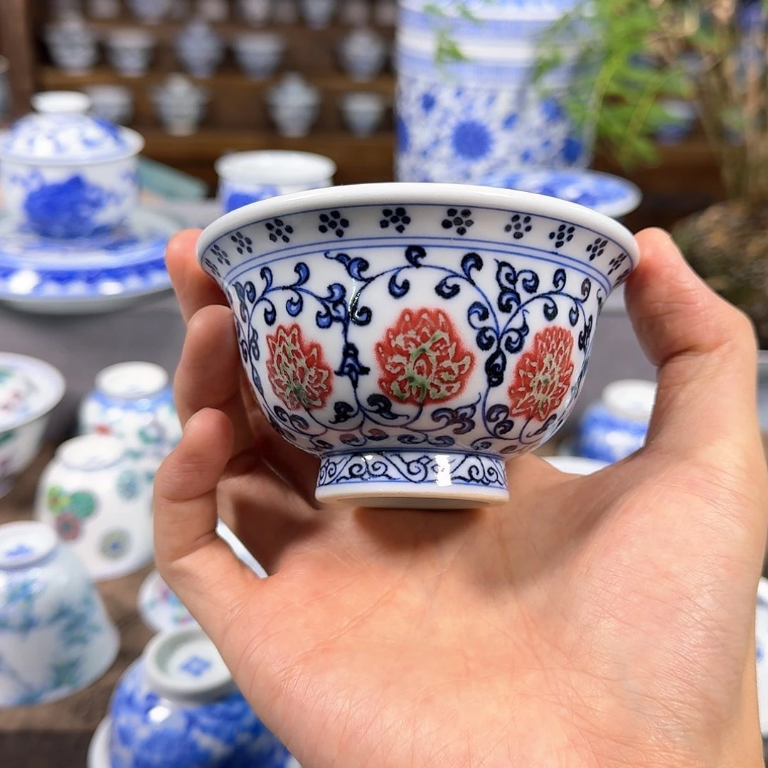 青花釉里红缠枝莲压手杯