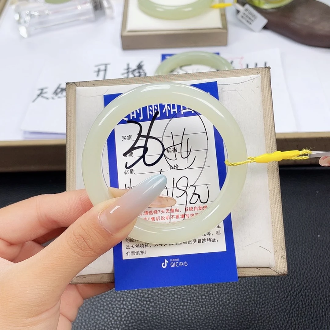 和田玉手镯未镶嵌哈***嘿