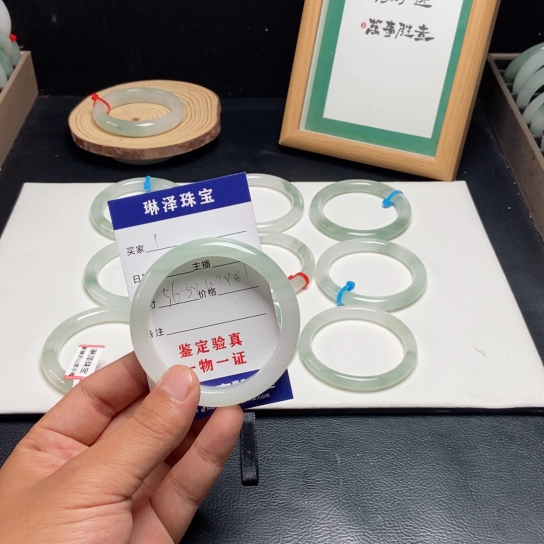 未镶嵌手镯石英质玉1