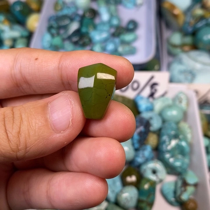 绿松石未镶嵌颈饰