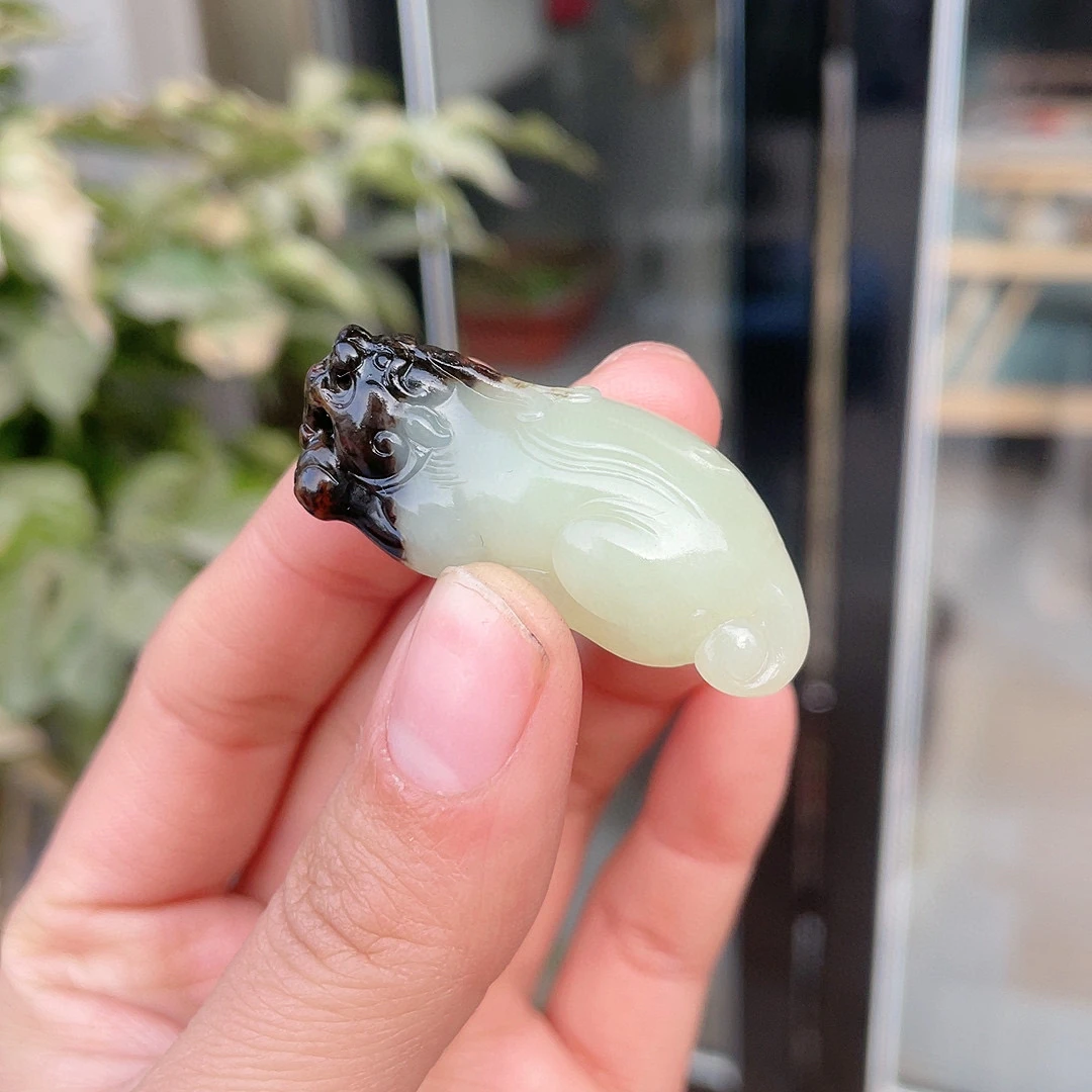 267837玉美人小程和田玉黑皮貔貅挂件