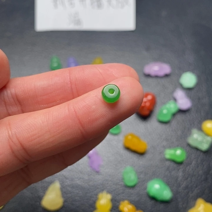 是****翡翠未镶嵌颈饰挂件