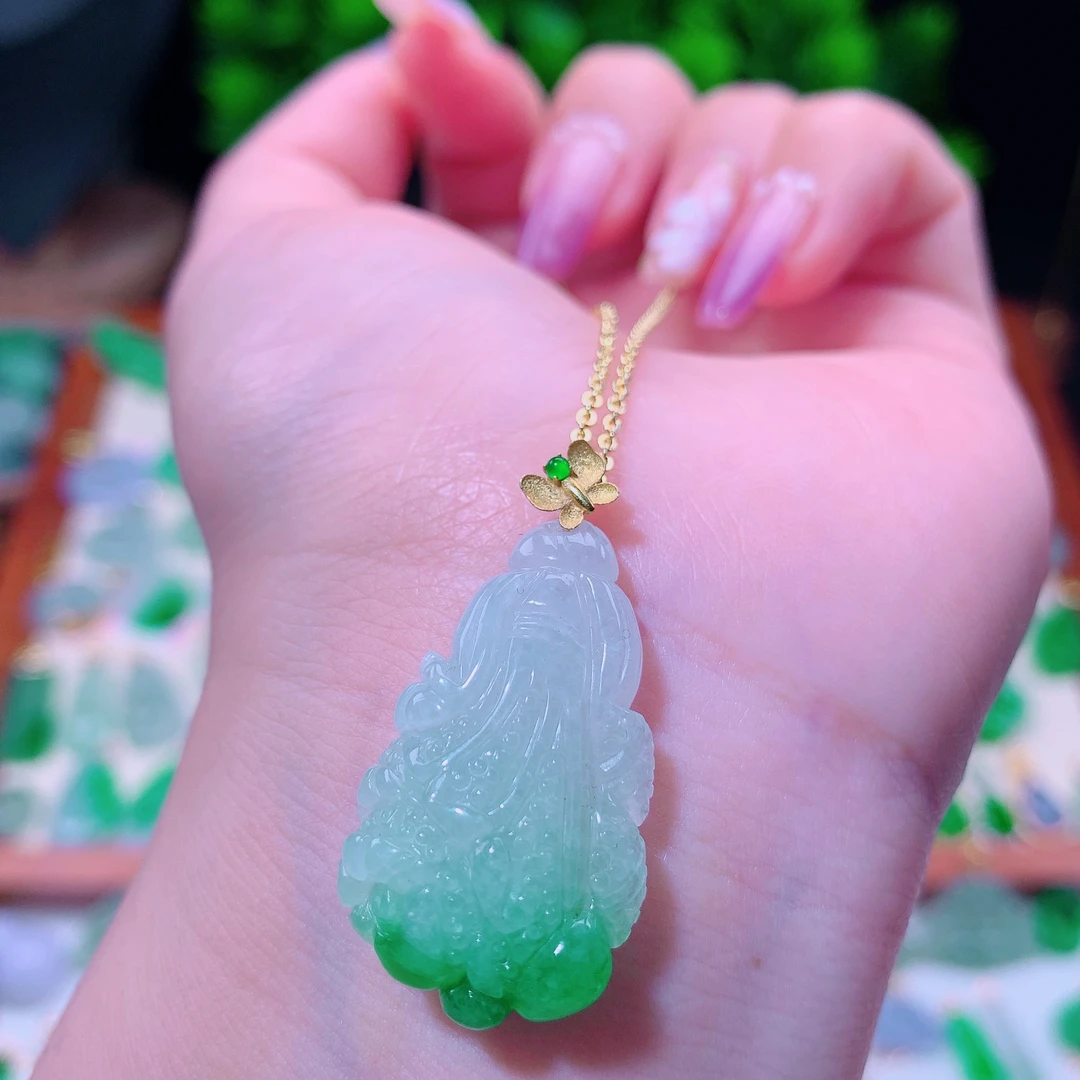 天然缅甸翡翠18 k镶嵌漂绿白菜吊坠、尺寸37.5x17.5×8.0