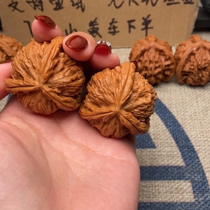 宁***远文玩核桃吊坠白狮子正奔