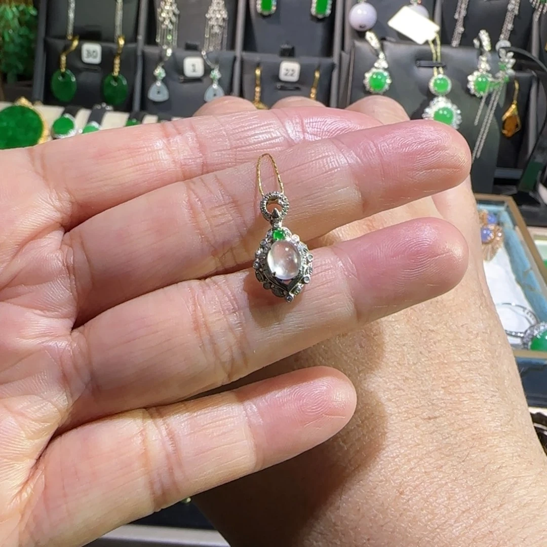 翡翠18K金镶嵌颈饰吊坠