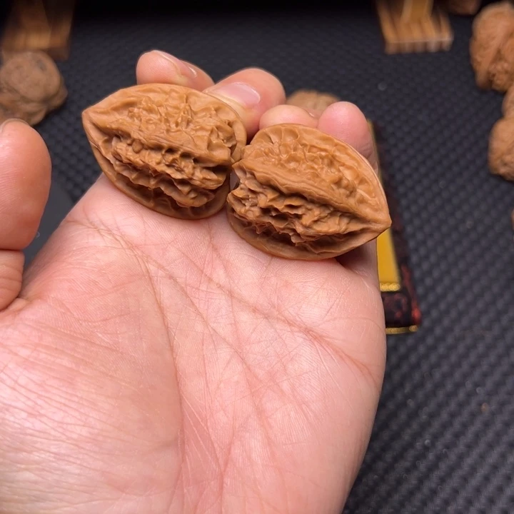 文玩核桃吊坠龙骨鸡心