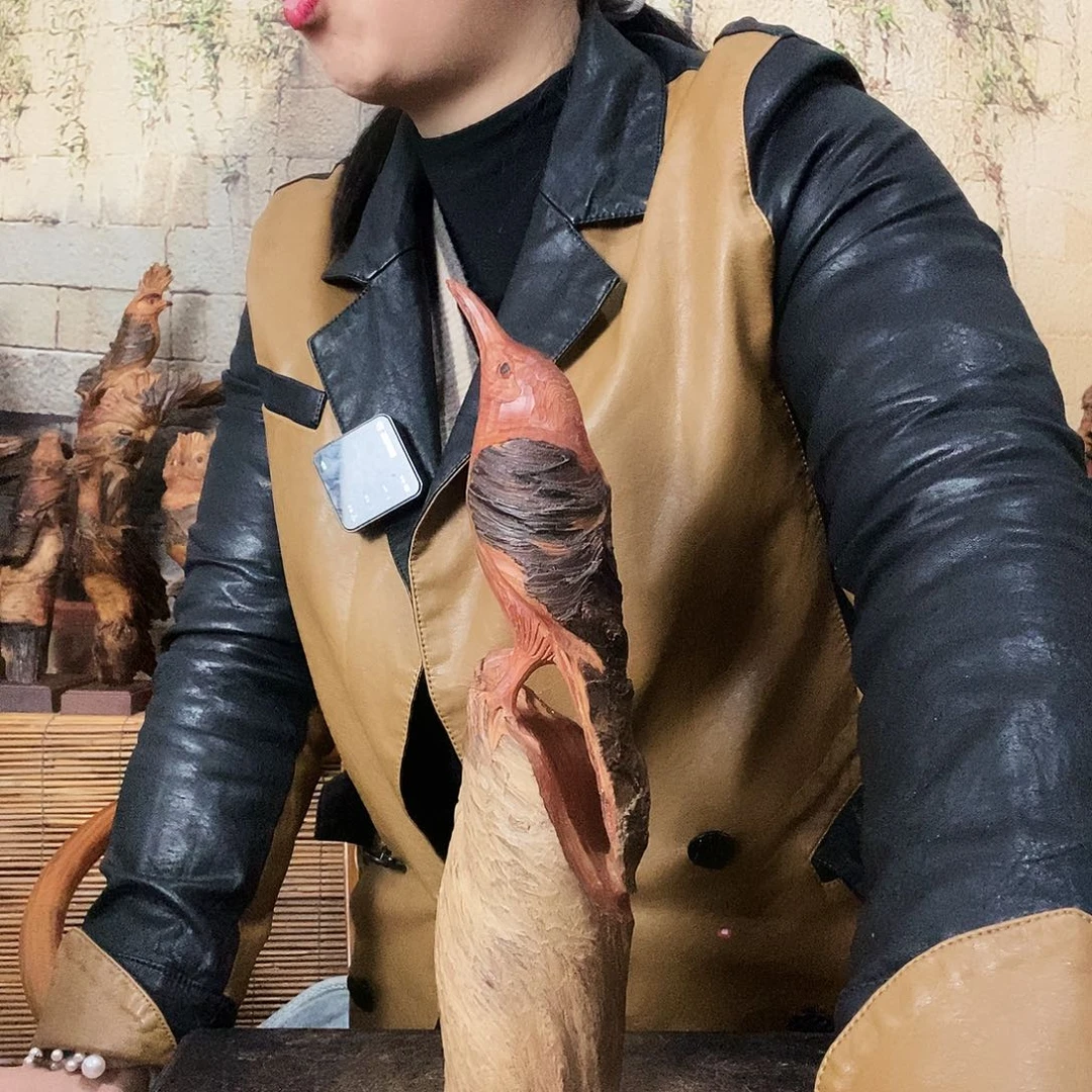 松木大***！琥珀木随行巧雕