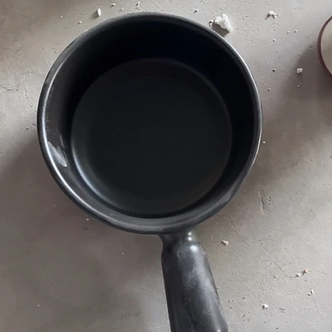 微瑕、明火，口径20高7变形无盖