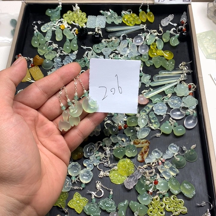 闲***鹤蛇纹石玉合金耳钉