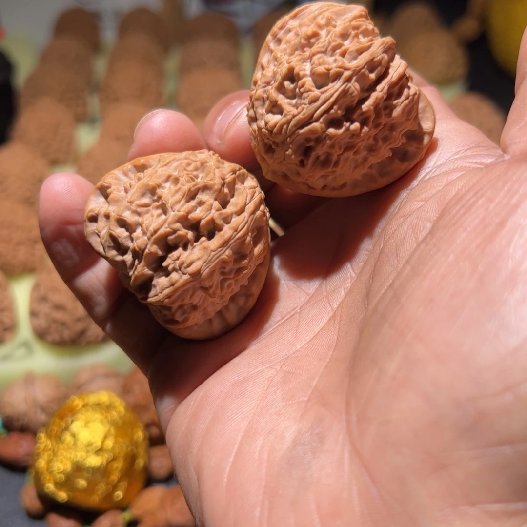 文玩核桃吊坠B****、42三角白