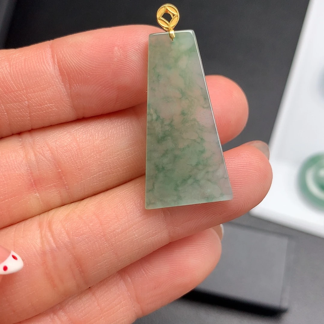 翡翠18K金镶嵌颈饰飘花