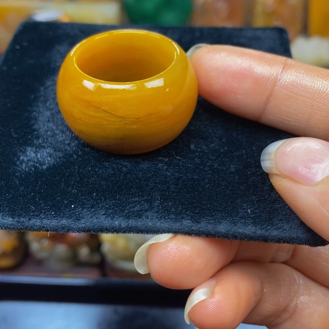 未镶嵌石英质玉（黄龙玉）颈饰