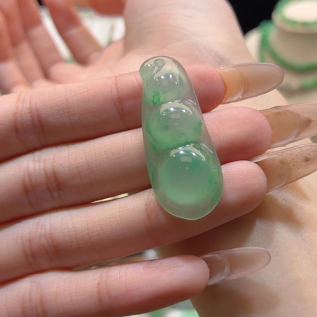 石英质玉未镶嵌颈饰