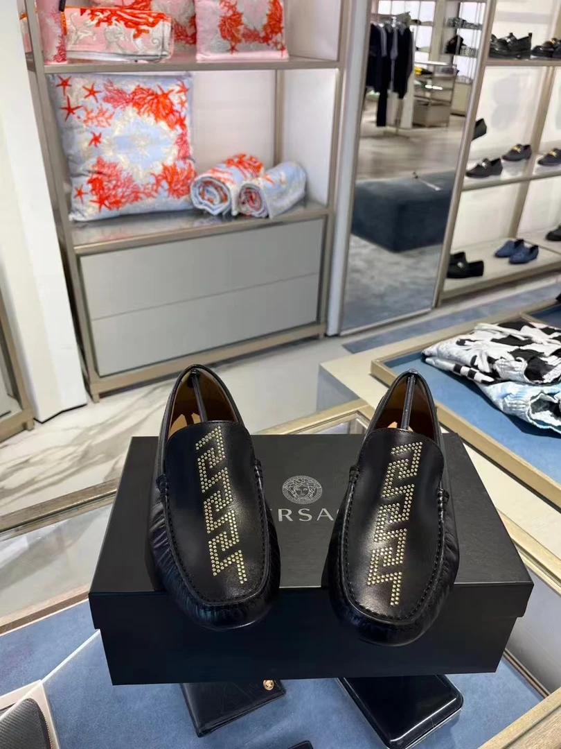 全新未使用 VERSACE/范思哲 黑色一脚蹬铆钉回型纹皮鞋休闲豆豆鞋