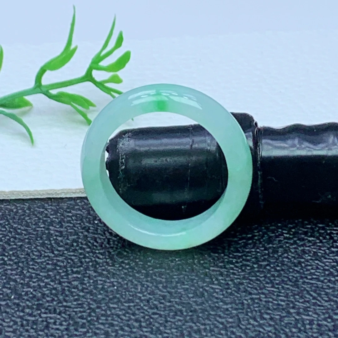 缅甸天然A货翡翠  飘阳绿素面玉戒圈戒指 内径 18mm 编号632