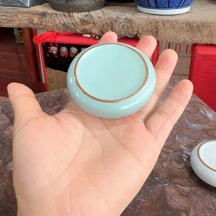 主人杯一个，瓷。品茗瓷
