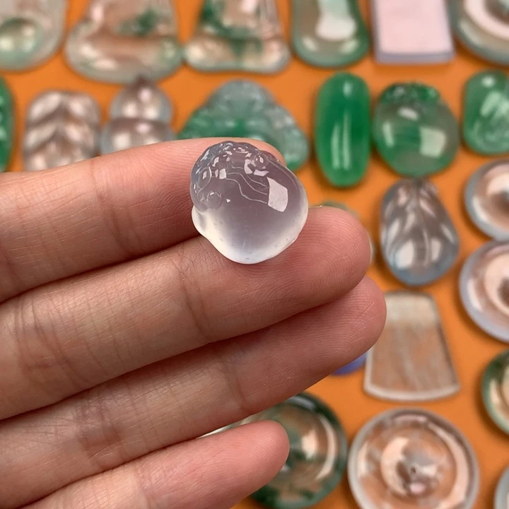 翡翠挂件未镶嵌….