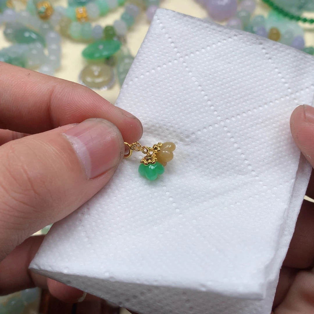 翡翠未镶嵌颈饰是