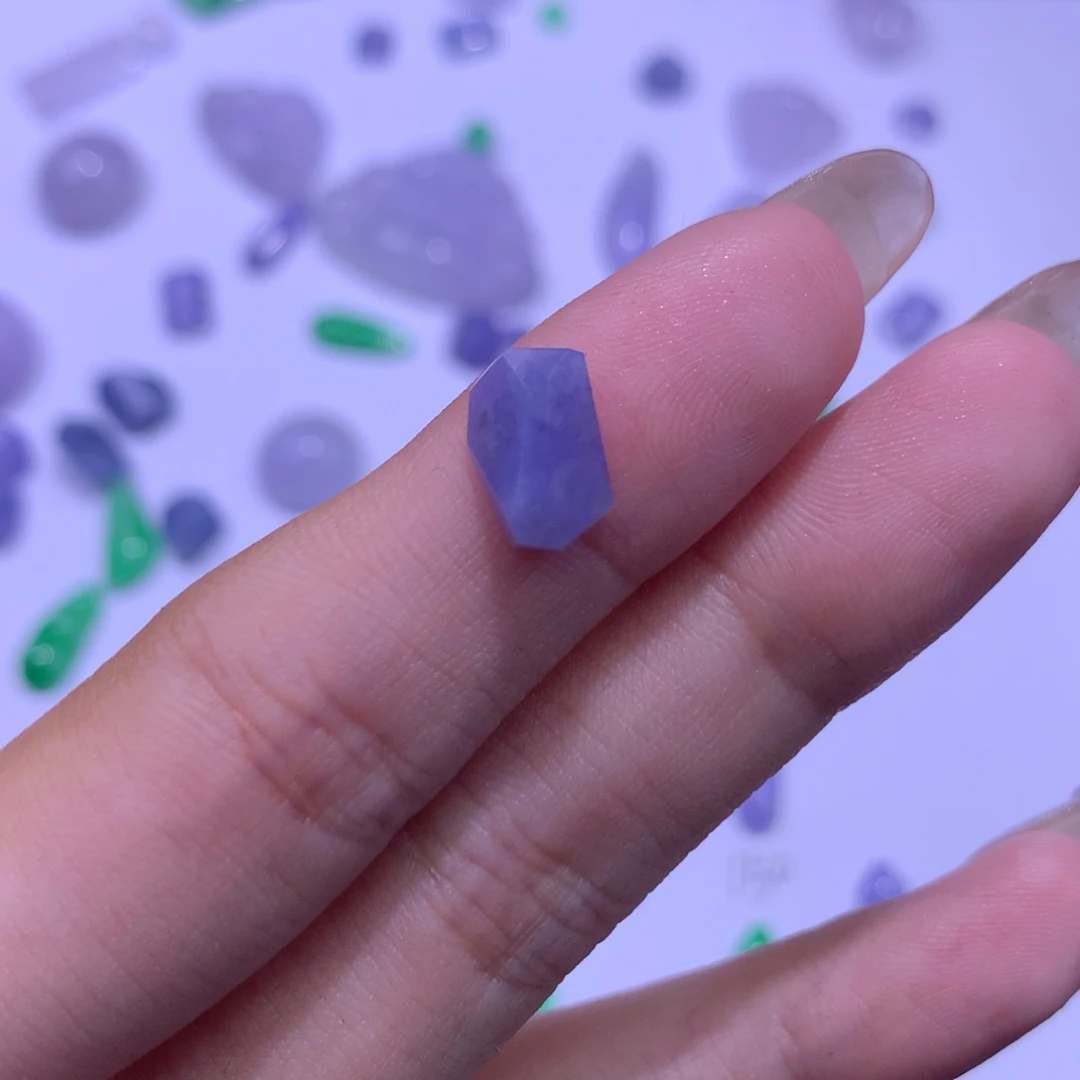 翡翠未镶嵌挂件切割