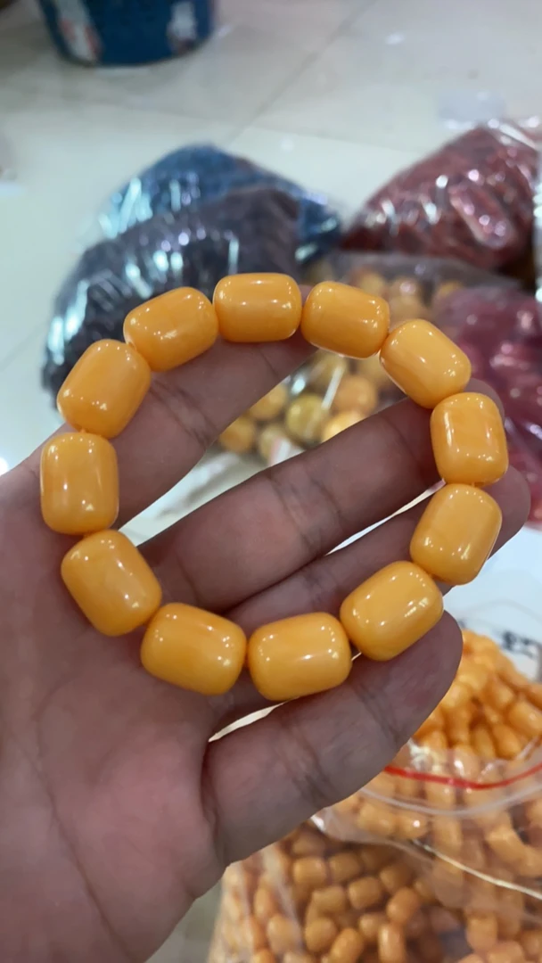 D 741 鸡油黄长桶手串