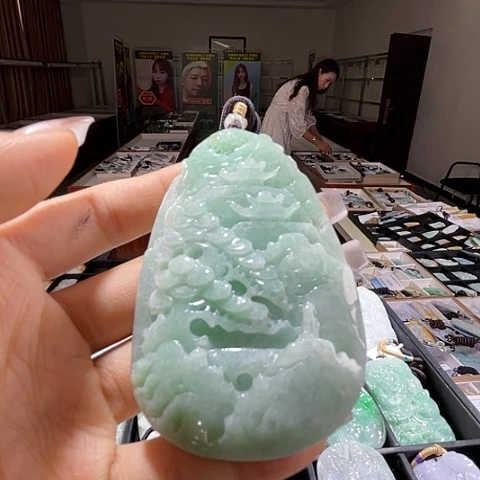 翡翠未镶嵌颈饰一个