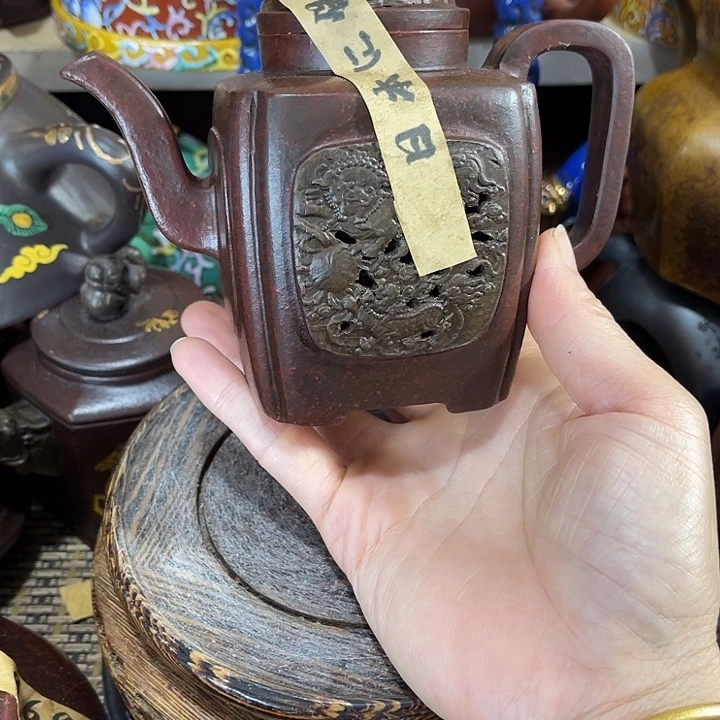 茶壶紫泥原矿泥料手工制作的一把紫砂壶。