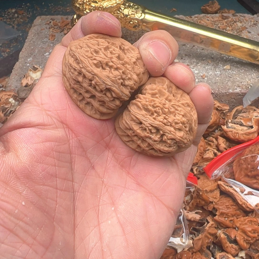 文玩核桃把件全尺寸红宝石
