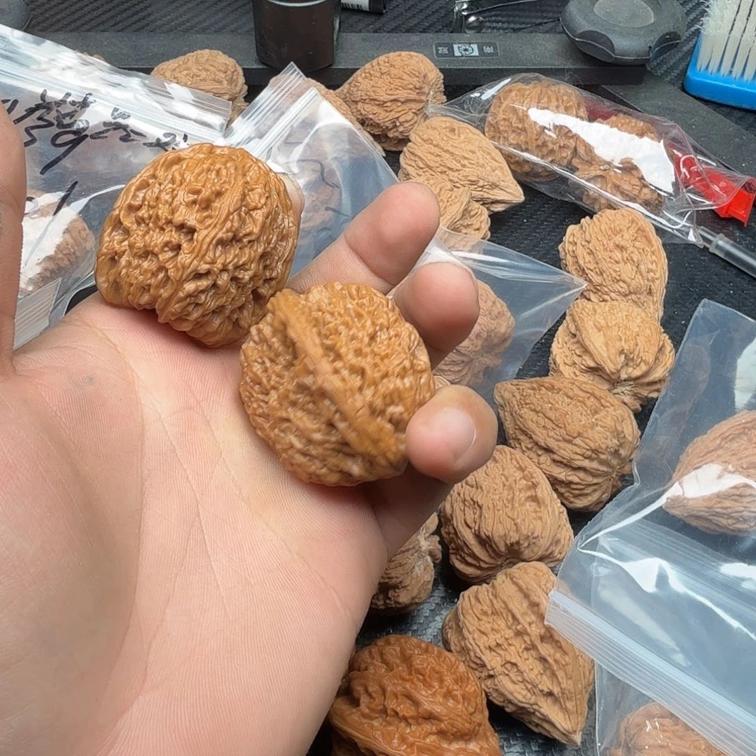 大***戴吊坠桃核男僵尸高壮核桃