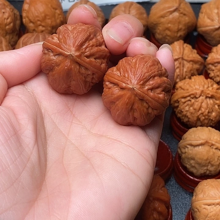 文玩核桃吊坠虎头王