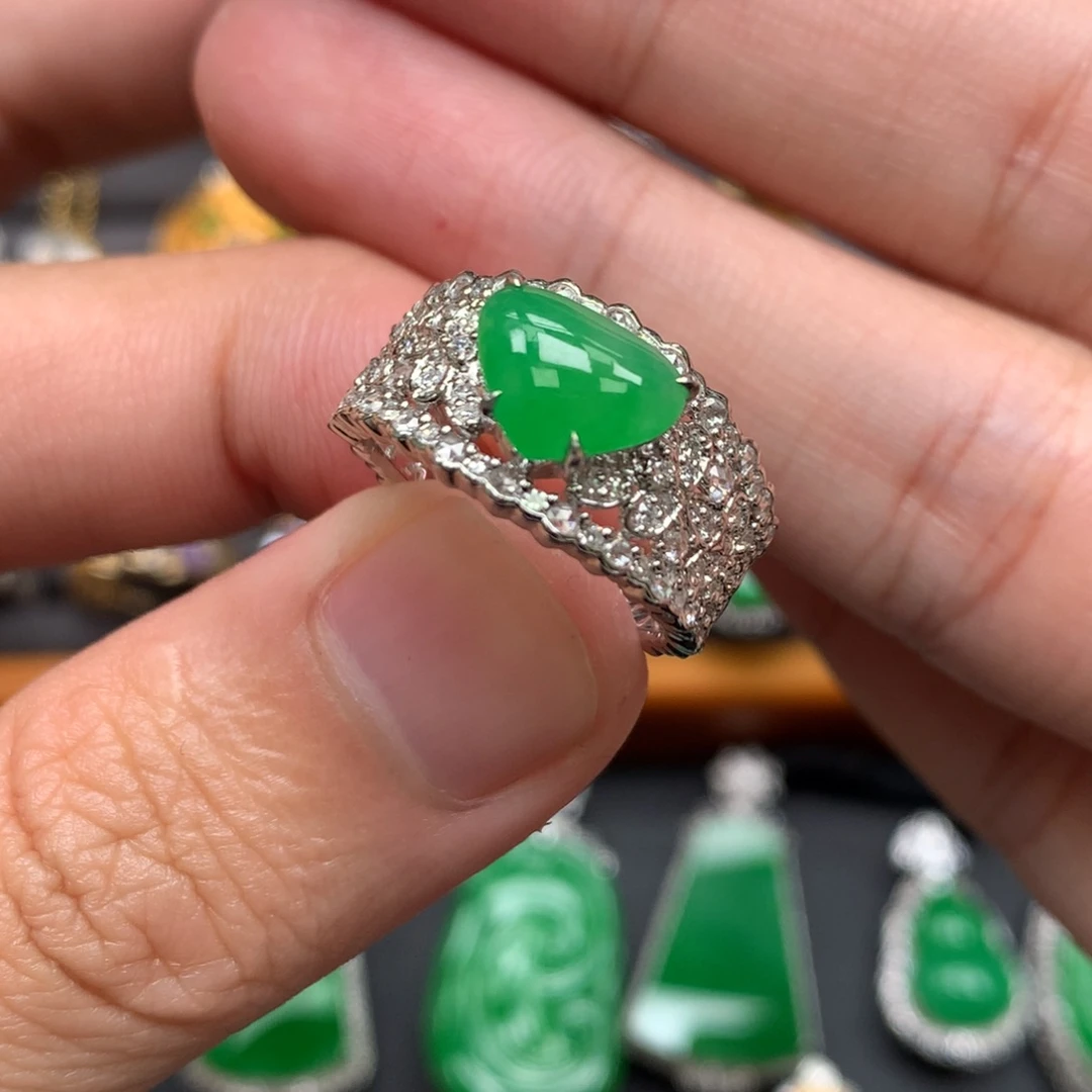 翡翠18K金镶嵌戒指