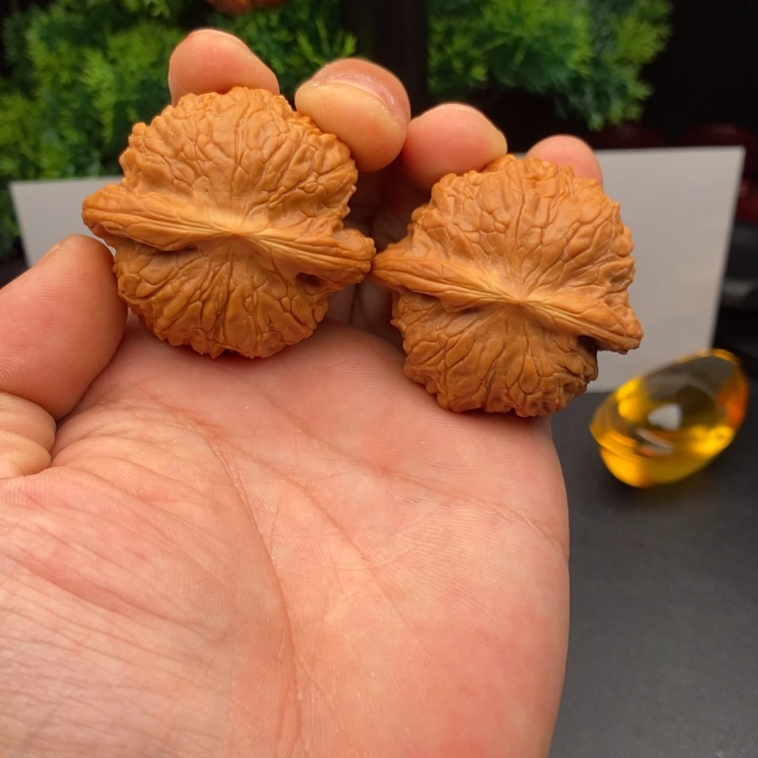 t***青核桃文玩手把件血麒麟43尺