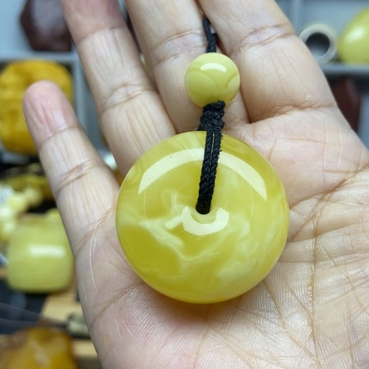 李***锐未镶嵌琥珀裸石吊坠