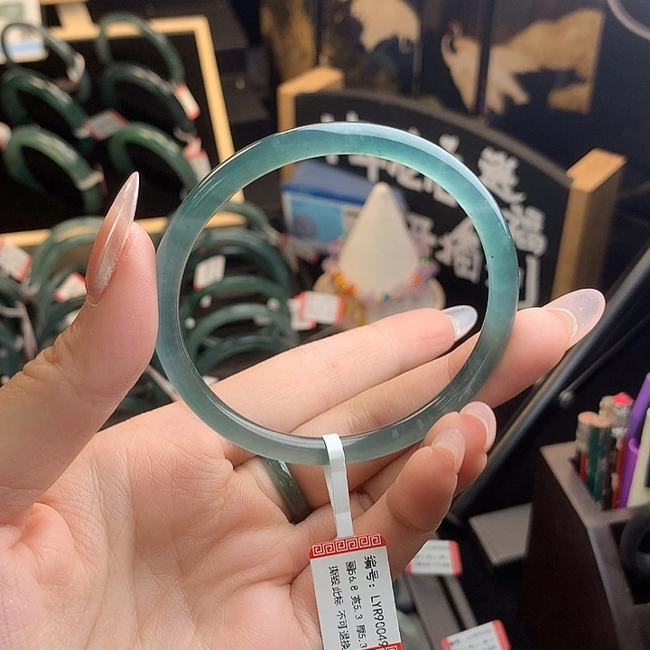 翡翠手镯未镶嵌浅**笑