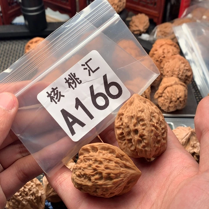 文玩核桃吊坠石鸡
