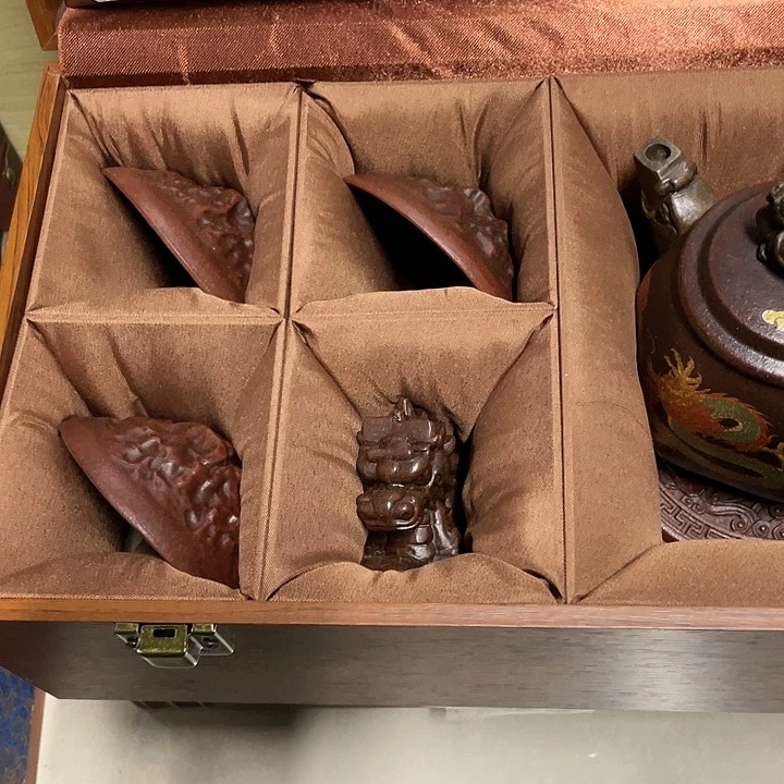 茶壶紫砂原矿泥料，手工制作的一把紫砂壶。