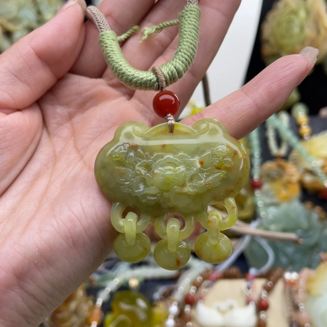 蛇纹石玉未镶嵌颈饰