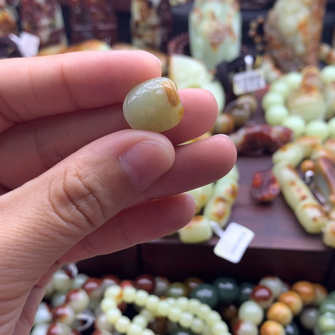 颈饰未镶嵌岫岩河磨玉（透闪石质玉）棠*