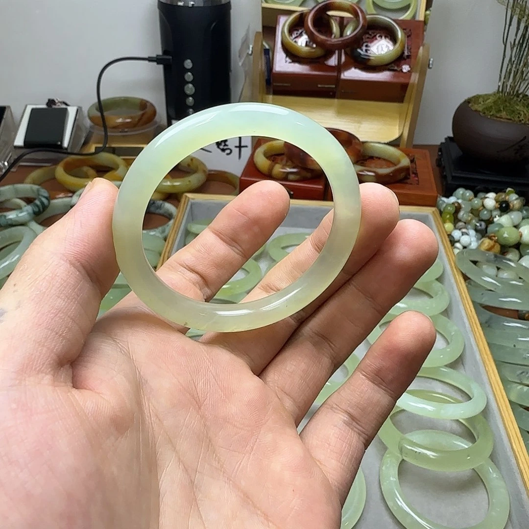 枕***枕蛇纹石玉未镶嵌手镯