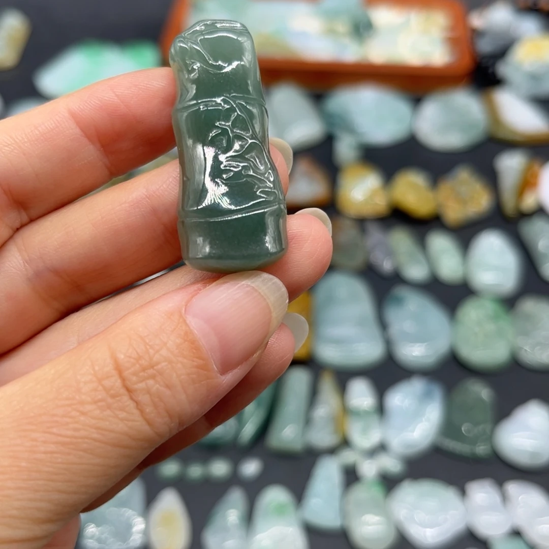 翡翠未镶嵌颈饰竹节