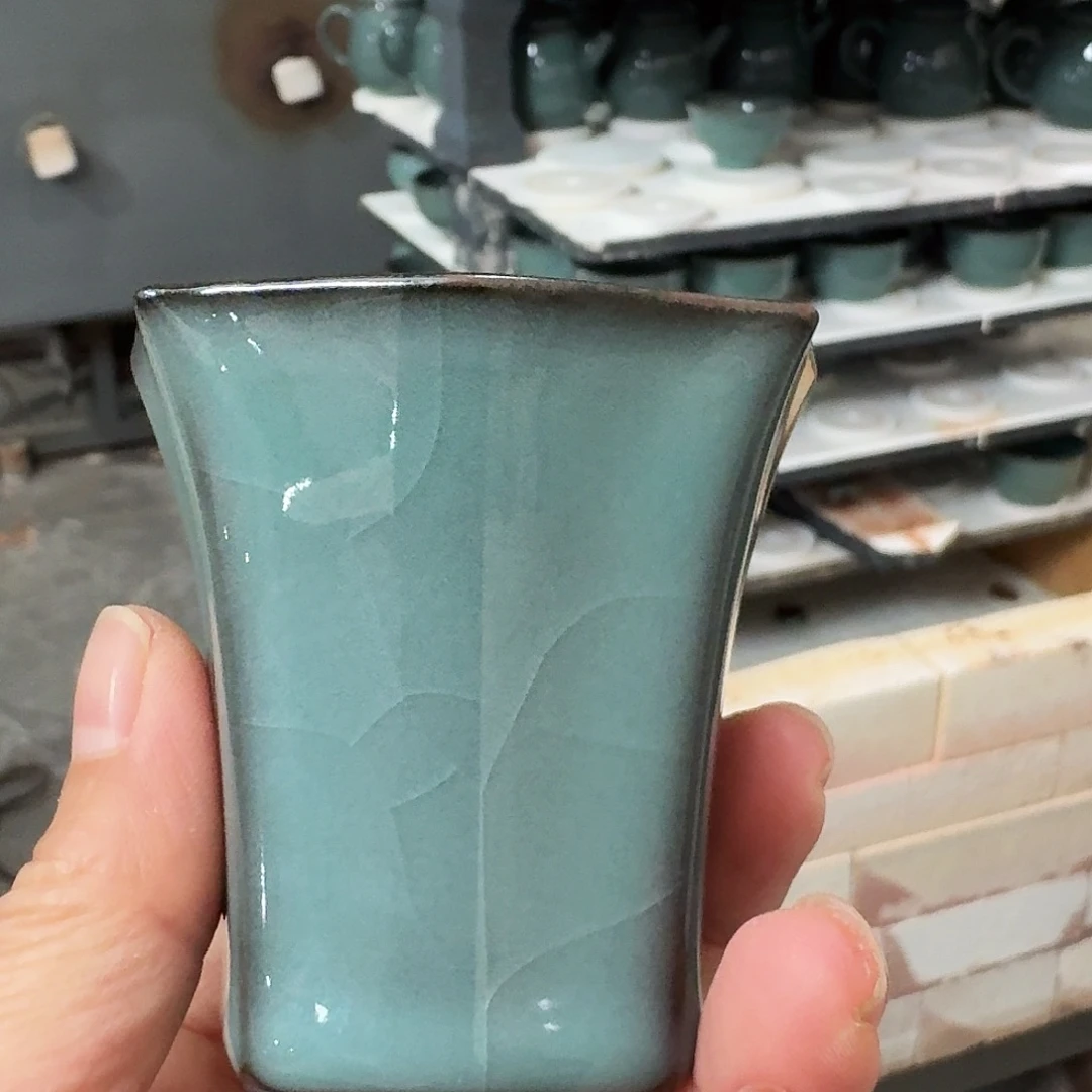 铁胎开片四方杯子