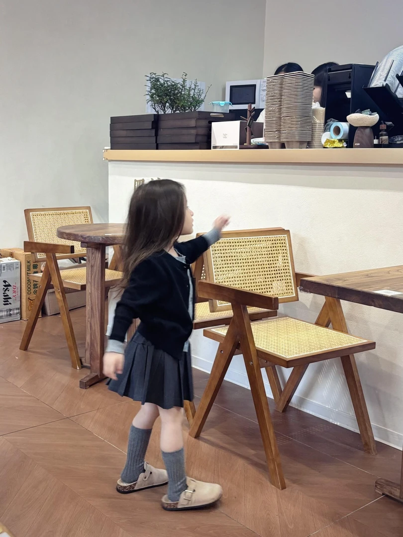 小思家2025年秋季新款女童简约休闲假两件针织开衫灰色百褶裙套装