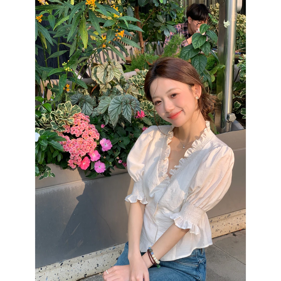 万万不熬夜【舒适韵律】早春新款法式气质木耳边V领泡泡袖衬衫
