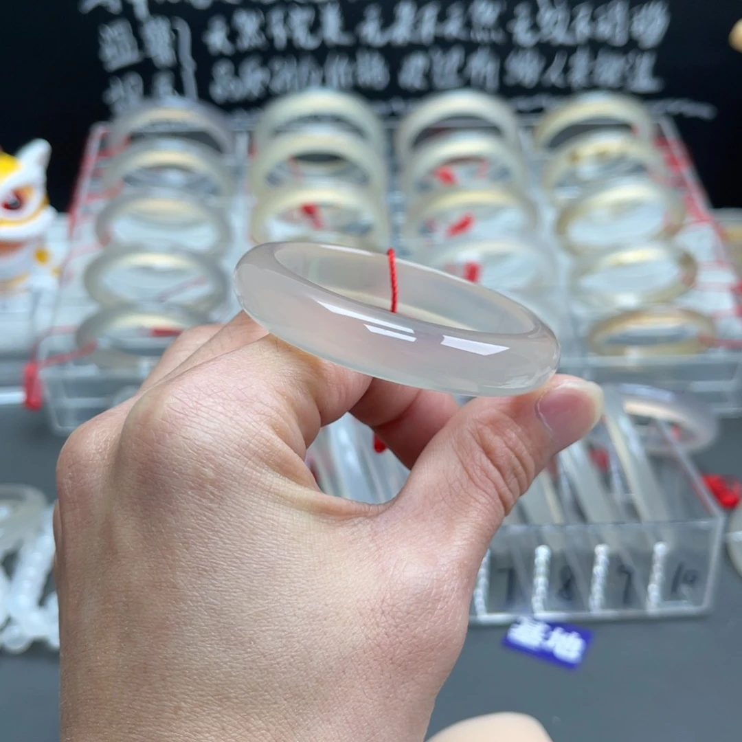 玛瑙/玉髓手镯未镶嵌九*.