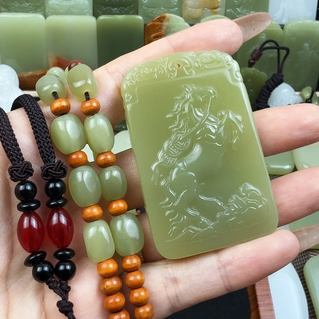 菠菜绿生肖马吊坠