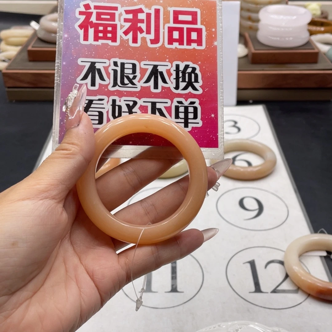 ****包石英质玉手镯未镶嵌